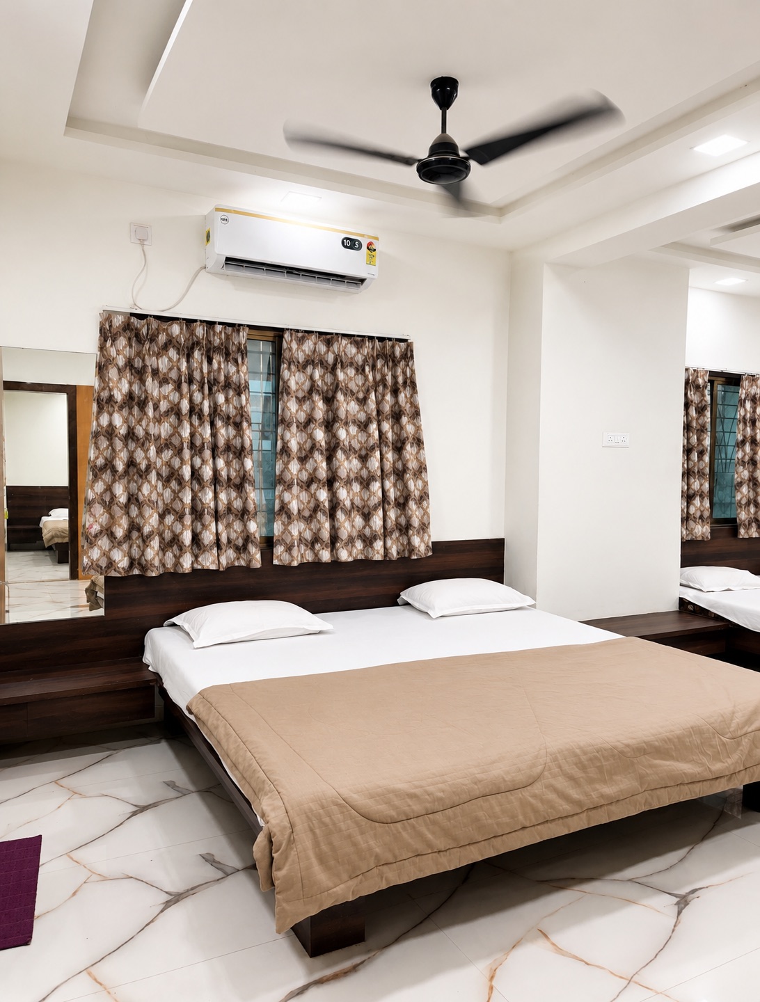 AC room with double bed at Hotel Dnyaneshwari Inn